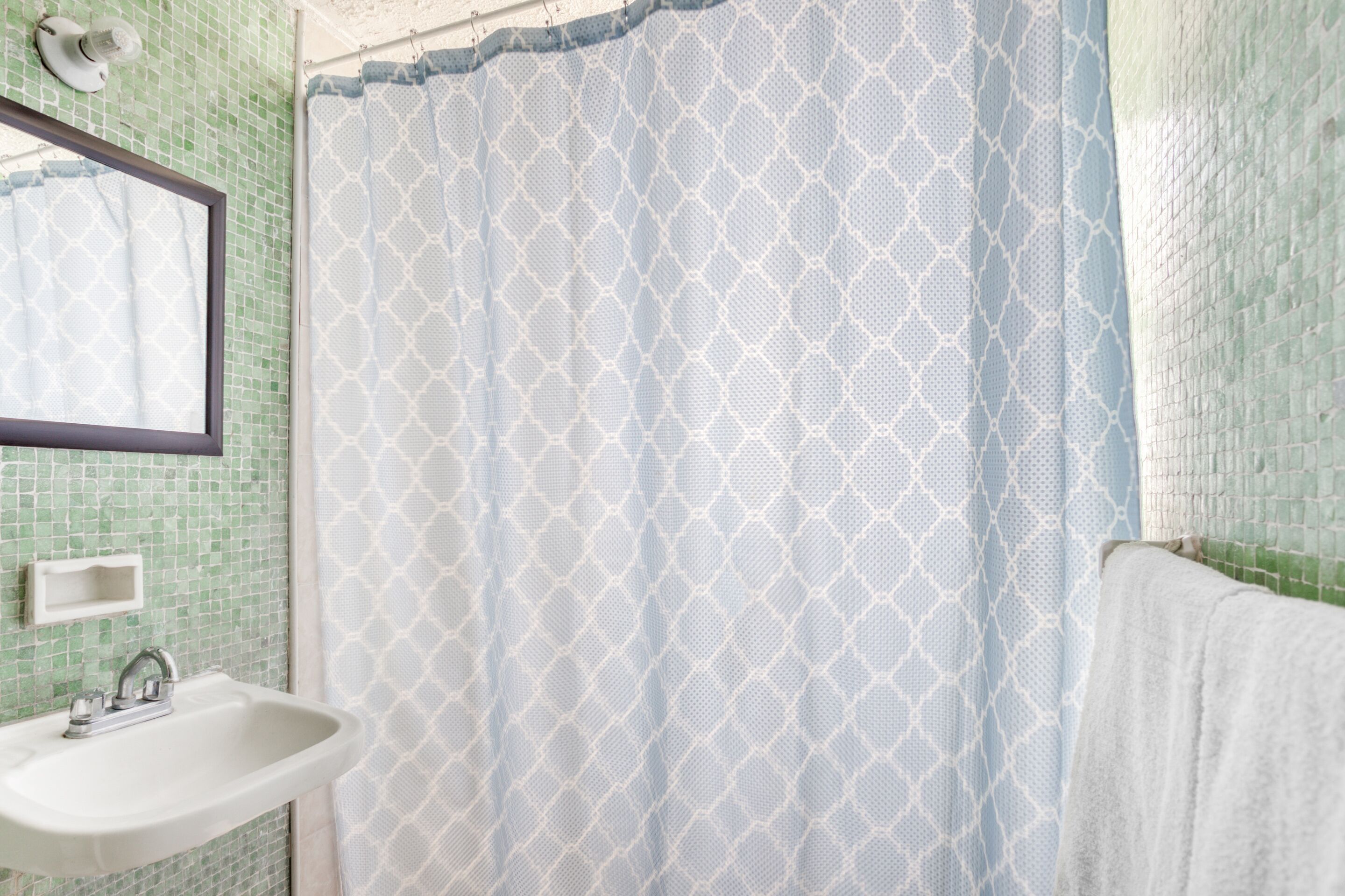 Habitación cuádruple estándar | Baño | Ducha, toallas, jabón y champú