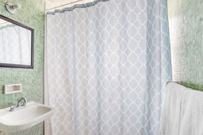スタンダード 4 人部屋 | バスルーム | シャワー、タオル、石鹸、シャンプー