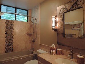 Ducha y bañera combinadas, bañera de hidromasaje, toallas y jabón
