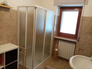Shower, hair dryer, slippers, bidet