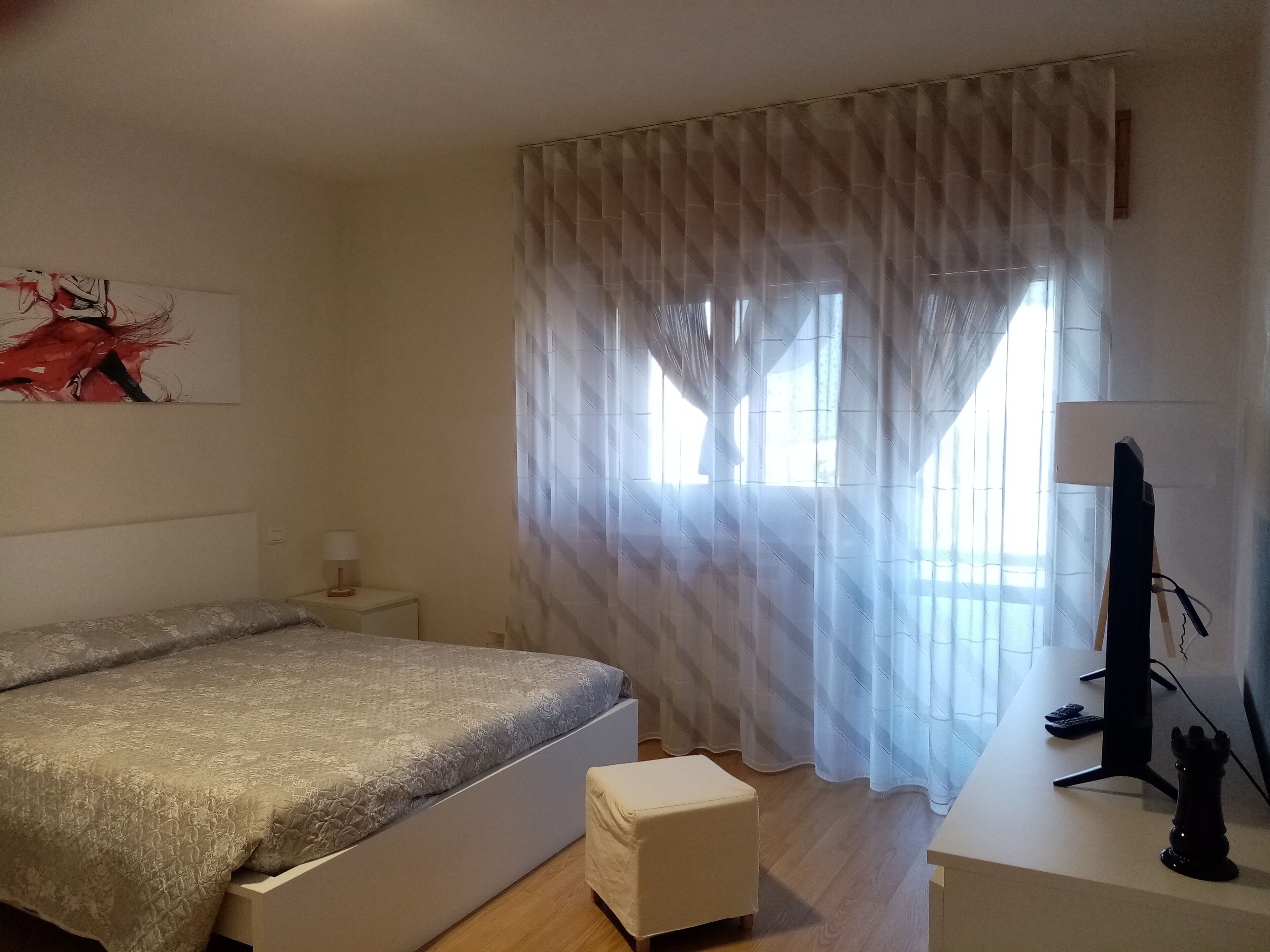 3 chambres, coffres-forts dans les chambres, bureau