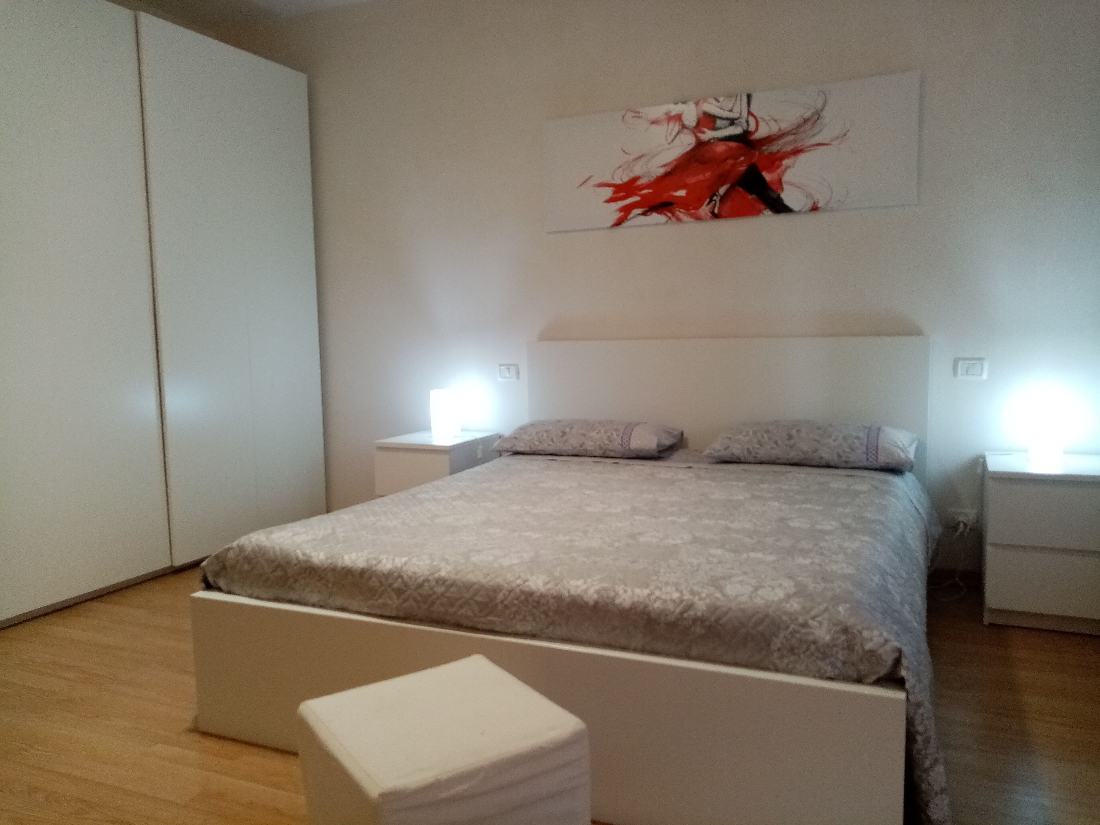 3 عدّة غرف نوم وخزنة داخل الغرفة ومكتب ومكواة/لوح كي