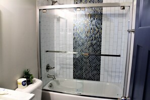 Duschwanne, Haartrockner, Handtücher, Toilettenpapier
