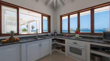 Cooktop, lava-louças, talheres/pratos/utensílios de cozinha