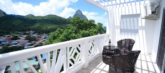 *Sugarmon Villas* Mout Gimmie Suite with amazingPergola Balcony View!