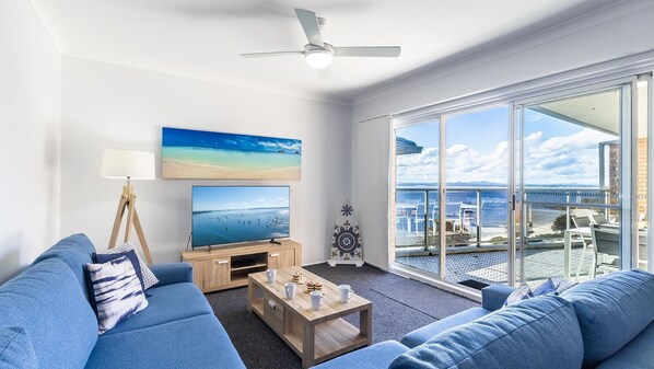 Smart TV - Kiah 12, 53 Victoria Pde - Panoramic water views, Wifi and Air Con (Nelson Bay)
