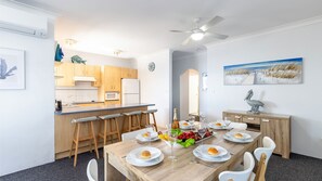 Dining - Kiah 12, 53 Victoria Pde - Panoramic water views, Wifi and Air Con (Nelson Bay)