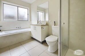 Baignoire, serviettes fournies