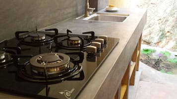 Microwave, cookware/dishes/utensils