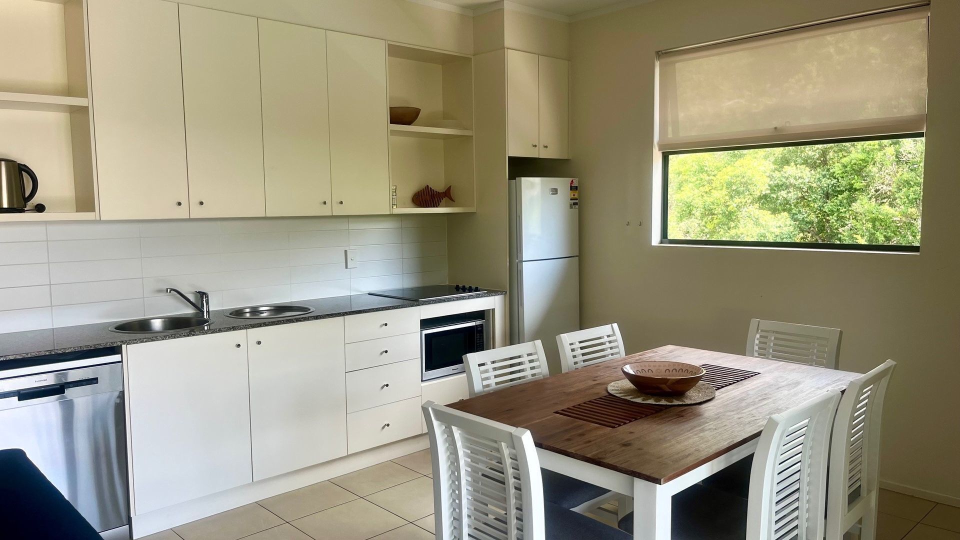 Refrigerador, microondas, lavavajillas y tostadora 