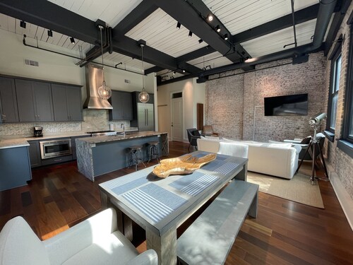 Private Elevator - 2500 SQFT Full Floor - Luxury 3BD/3.5Bath - Grocery/Superdome