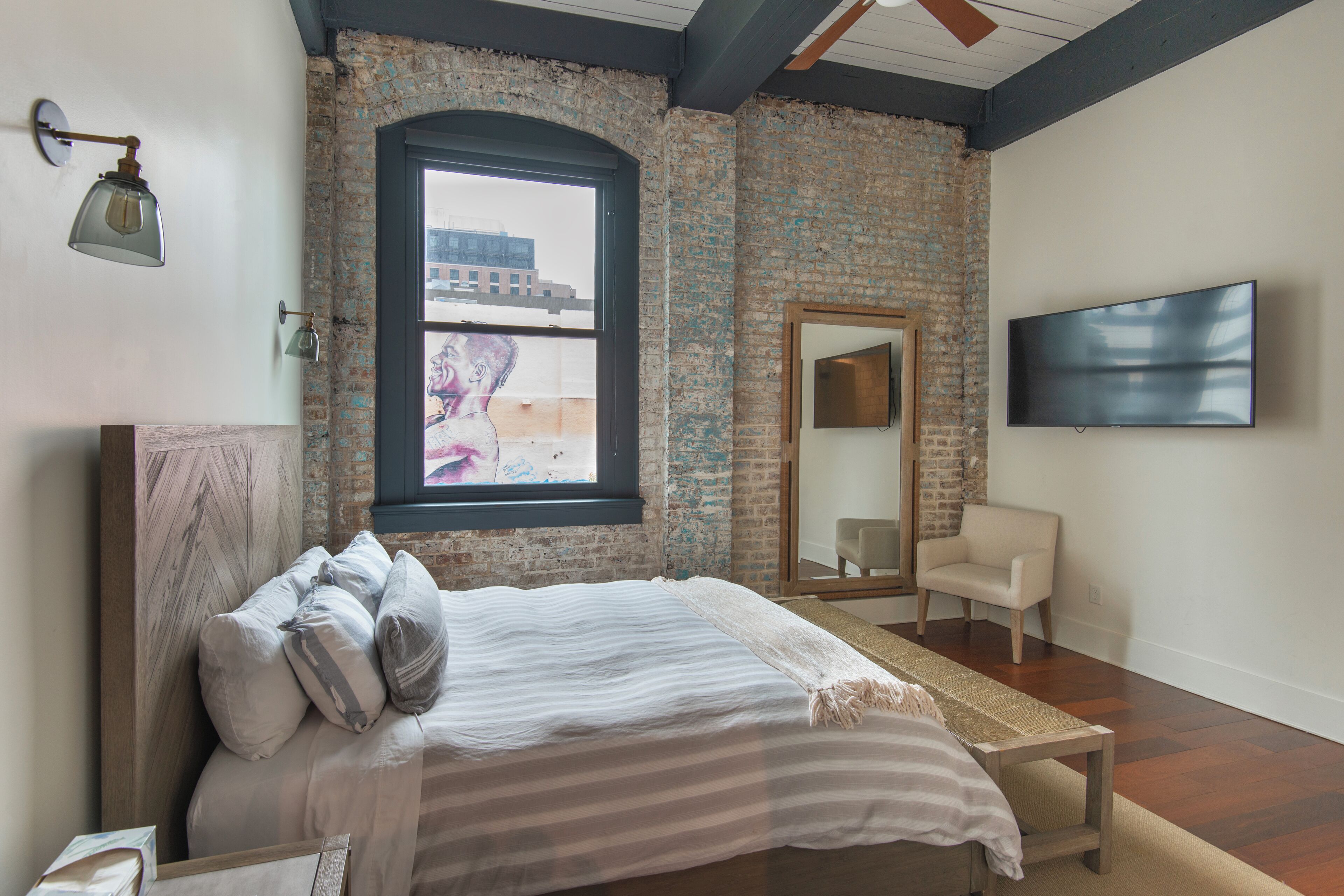 3 bedrooms, hypo-allergenic bedding, desk, iron/ironing board