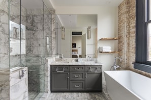 Badewanne, Haartrockner, Handtücher, Seife