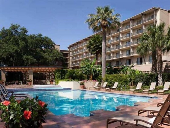Indoor pool, outdoor pool - Marriott Plaza Santonio (San Antonio)