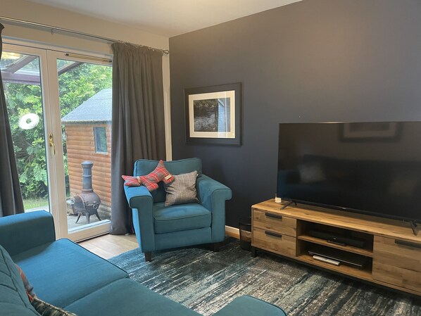 Smart TV - Linmore, 3 bedroom, 2 bathroom detached holiday home, Aviemore. (Aviemore)
