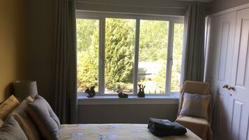 3 bedrooms, iron/ironing board, travel crib, free WiFi