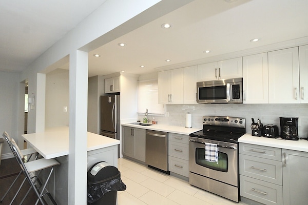 Een koelkast, een magnetron, een oven, een kookplaat