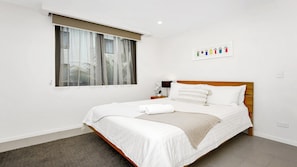 2 bedrooms, desk, iron/ironing board, WiFi