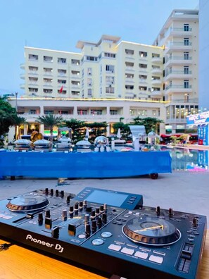Bar en bord de piscine