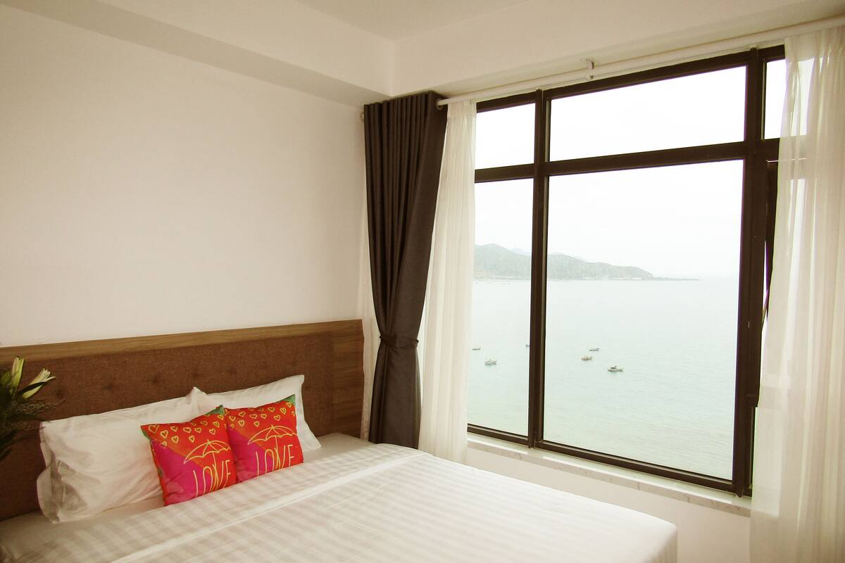 Luxury Apartment, 3 Bedrooms, Kitchenette, Beach View