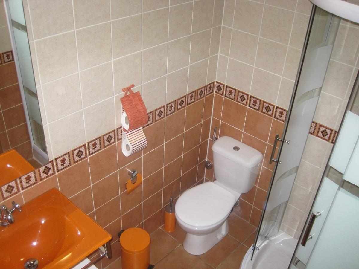 Ein Badezimmer mit Toilette, Waschbecken und Dusche.