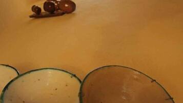 Una cocina con encimera de madera, tres cuencos de vidrio y una ventana al fondo.
