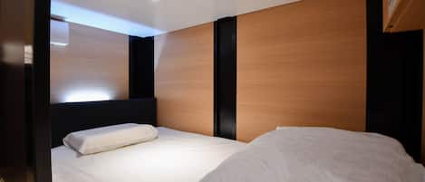 Gemeinsamer Schlafsaal, Nur Männer | Zimmersafe, Schreibtisch, laptopgeeigneter Arbeitsplatz