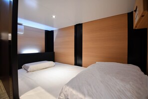 Dormitorio compartido, solo para hombres | Caja fuerte, escritorio, espacio para trabajar con un portátil