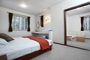 Quad Room with Ensuite (L) | Free WiFi, bed sheets - 36 Degrees North, Lodge Hakuba Japan (Hakuba)