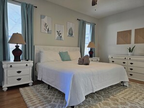 6 makuuhuonetta, tallelokero huoneessa, silitysrauta/-lauta