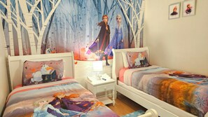 6 bedrooms, in-room safe, iron/ironing board, travel cot - Spacious 6BR/4BA Near Disney – Private Theater, Free Heated Pool & Pet Friendly! (Kissimmee)