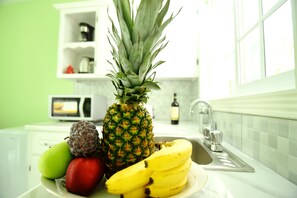 Kühlschrank, Mikrowelle, Herdplatte, Wasserkocher mit Kaffee-/Teezubehör