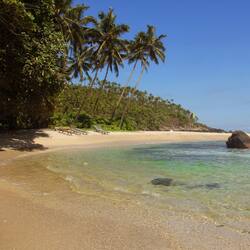 Beach nearby, white sand, 15 beach bars