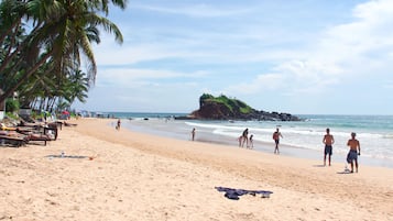 Pantai di sekitar, pasir putih, dan 15 bar pantai