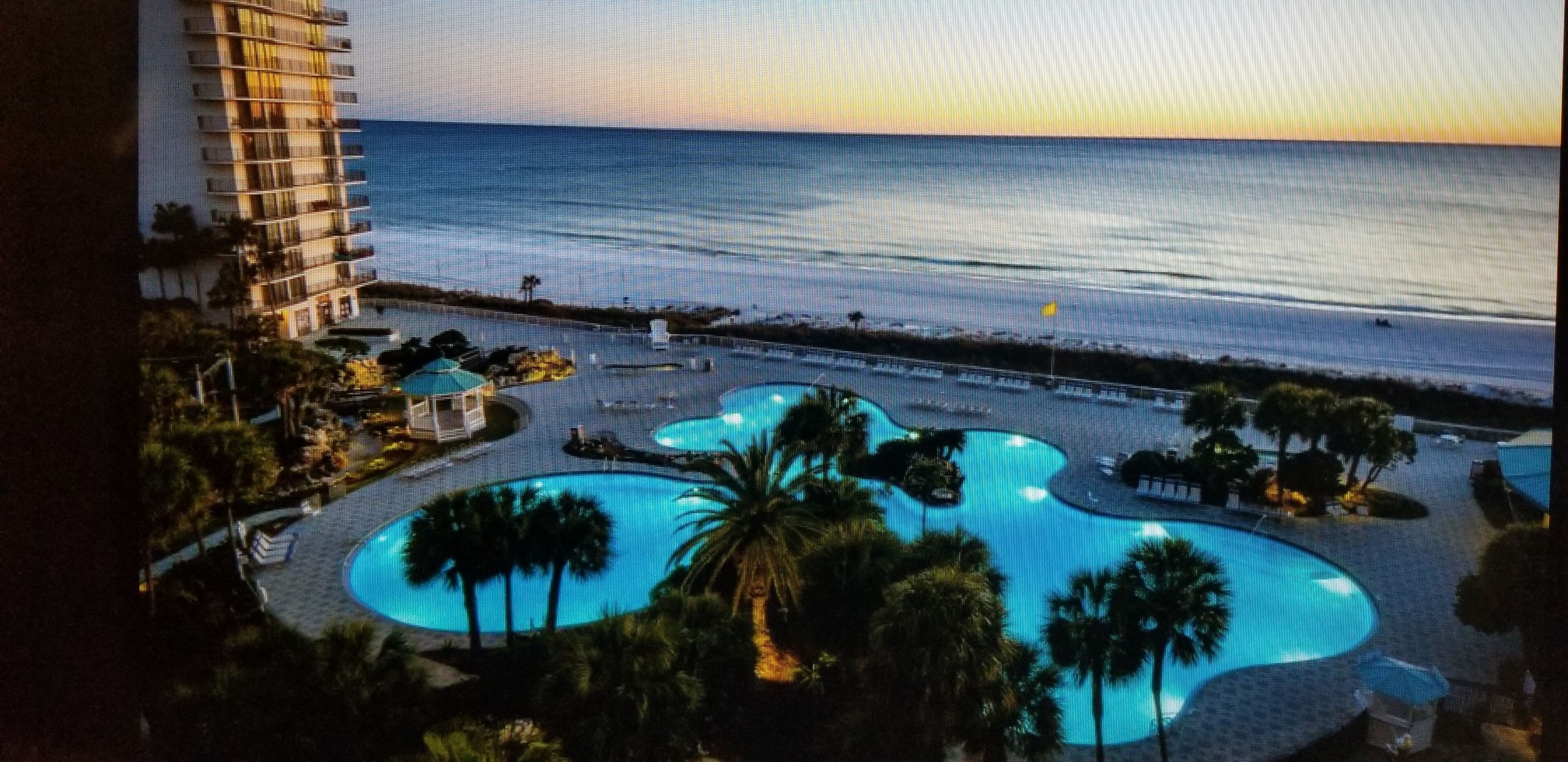 Een buitenzwembad, een verwarmd zwembad