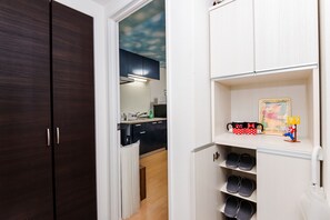 Interior entrance - Sunny and Comfortable  Apartment 73 (Osaka)