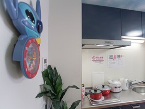 Zimmer (Anime Theme Room 73) | Eigene Kochnische | Kühlschrank, Mikrowelle, Herdplatte, Kochgeschirr/Geschirr/Besteck