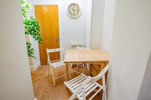Dining - Eyre View Suites - Apt #3 - Sleeps 6 (Galway City)