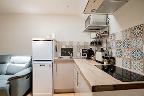 Kylskåp, mikrovågsugn, ugn och spishäll