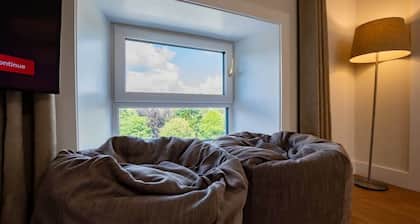 Penthouse 2 chambres avec vue sur Eyre Square. 6 personnes. Parking à proximité