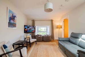TV - Eyre View Suites - Apt #3 - Sleeps 6 (Galway City)