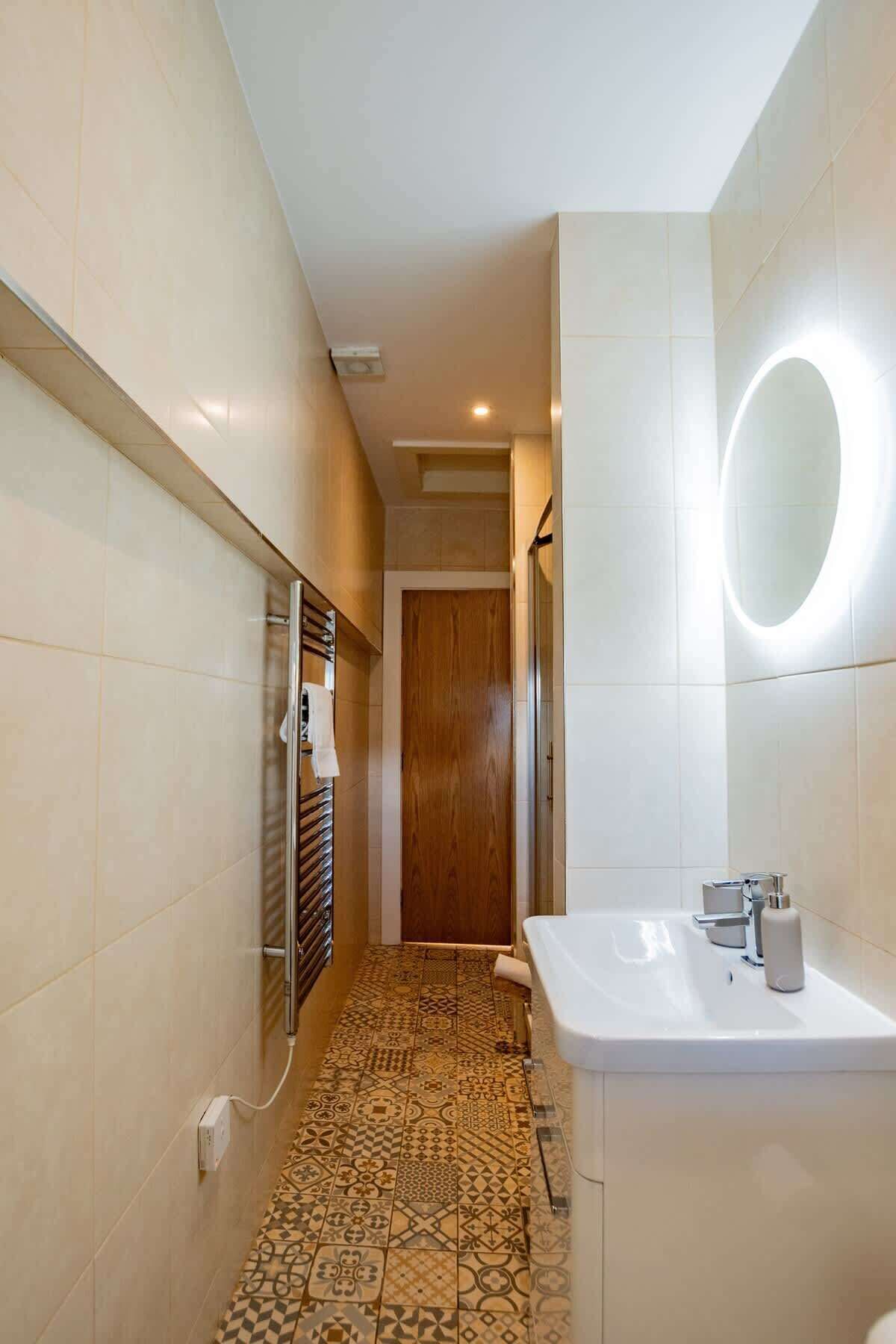 Chuveiro, secador de cabelo, toalhas de banho 