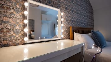 2 bedrooms, iron/ironing board, travel cot, WiFi