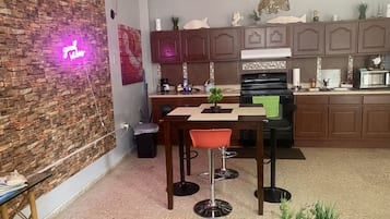 KĂŒhlschrank, Mikrowelle, Ofen, Herdplatte