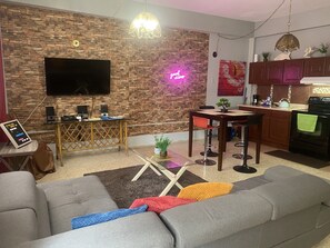 Smart-TV, Netflix, Streaming-Dienste, Stereoanlage