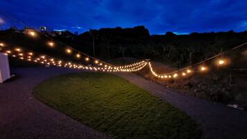 Vista frontal de la propiedad por la tarde o noche