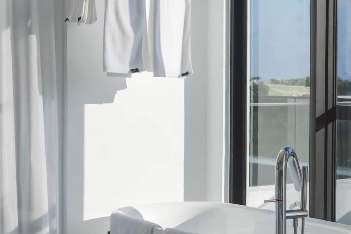 Baño | Bañera y ducha independientes, secador de pelo, toallas y jabón
