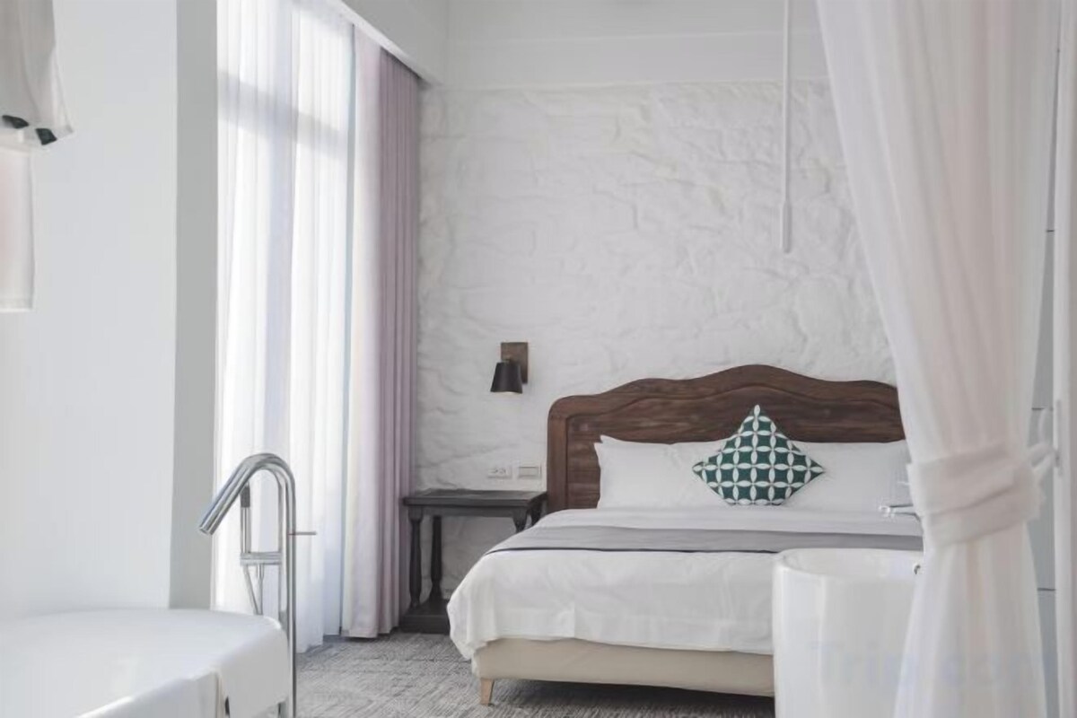 Escritorio, sistema de insonorización, wifi gratis y ropa de cama 