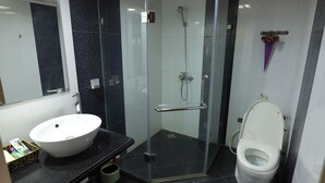 Shower, free toiletries, hair dryer (on request), slippers - The Art - Teddy House (Hanoi)