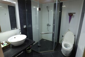 Shower, free toiletries, hair dryer, slippers - The Art - Teddy House (Hanoi)